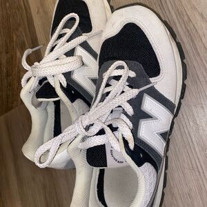new balance 574
size 5- “big kids” on new balance. fits a size 6.5-7 in womens!